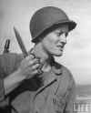 Marine with knuckle knife.jpg (129947 bytes)